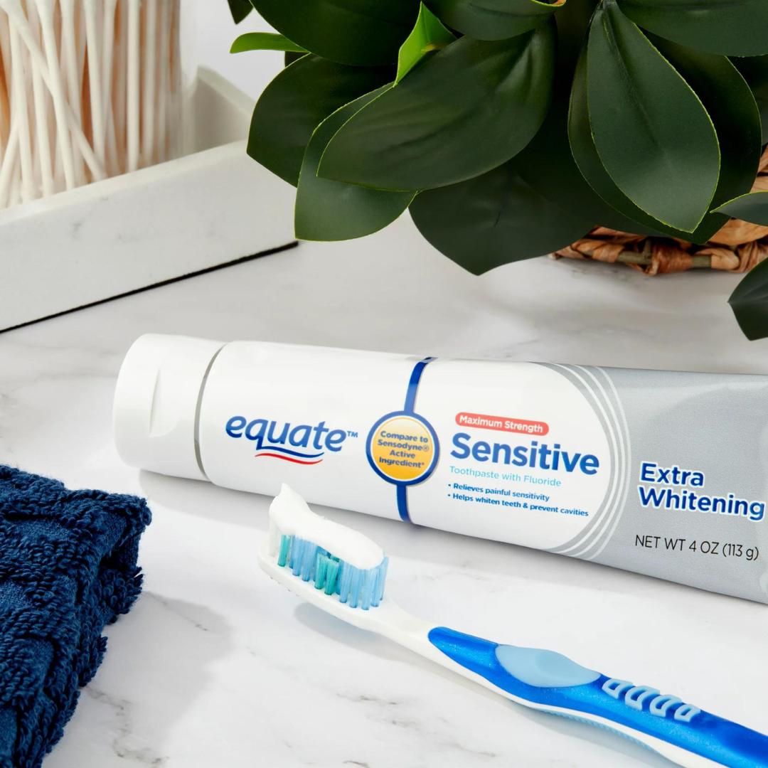 Equate Maximum Strength Sensitive Toothpaste with Fluoride | Extra Whitening - 113g / 4 oz