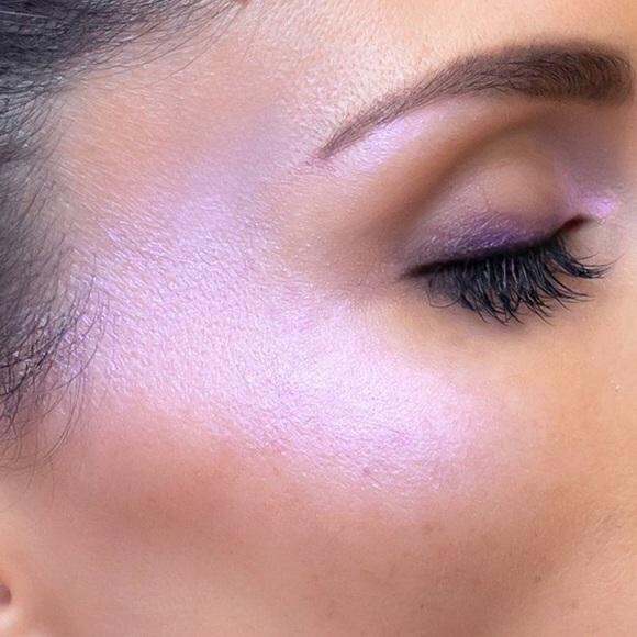 TRESTIQUE All Over Starlighter Powder Highlight Stick Ultra Violet